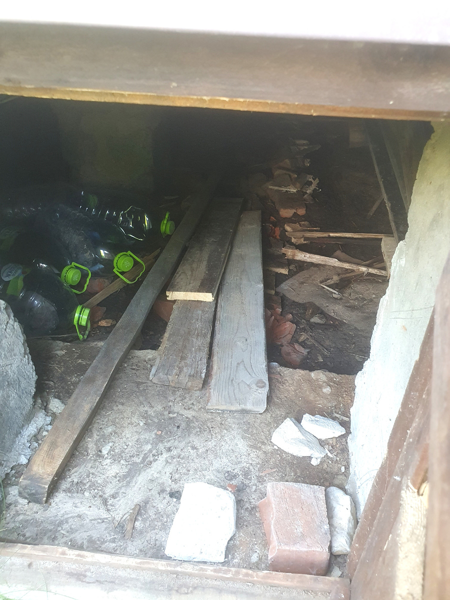 Хлам в подвале дома.