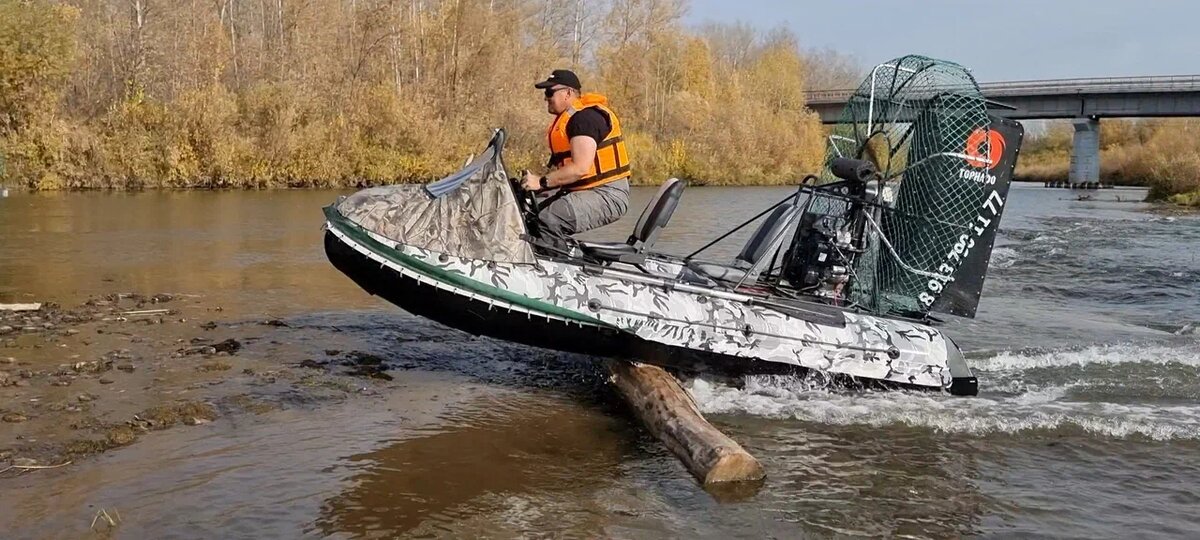 Аэролодка Торнадоаэро преодолевект препятствие