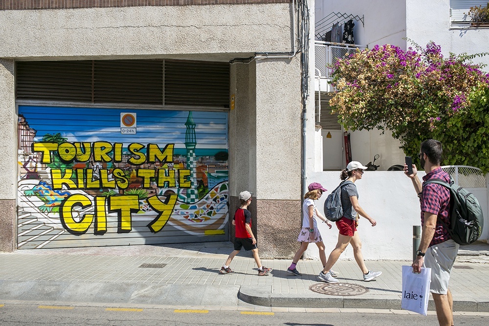    "Туризм убивает город!" - жители Барселоны недовольны ростом цен на жилье из-за отдыхающих. / GettyImages