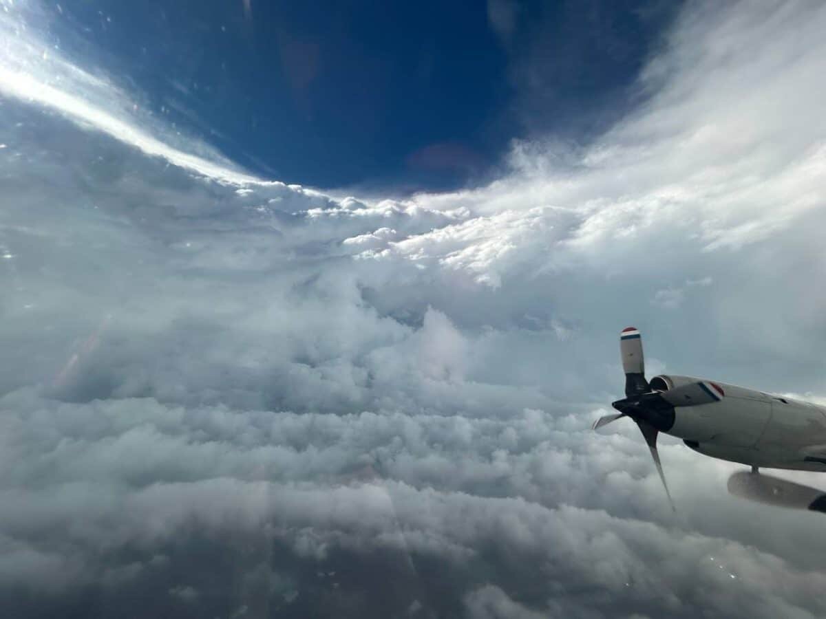    Самолет Lockheed WP-3D Orion приближается к урагану / © NOAA Aircraft Operations Center