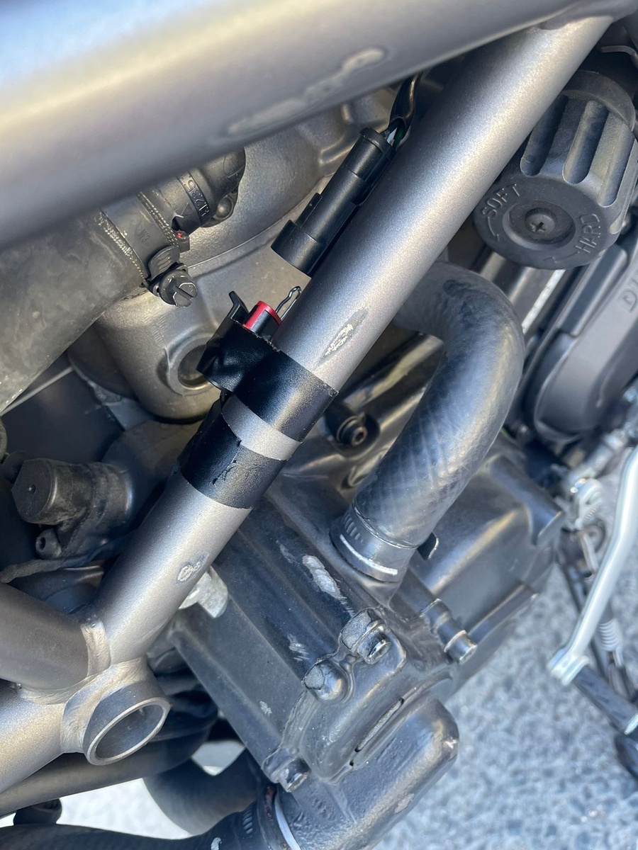 Отключаем датчик подножки на Ducati Hyperstrada 821