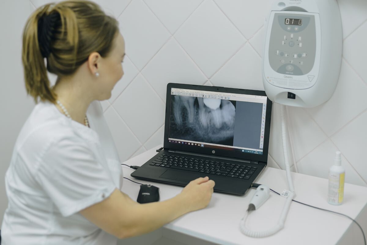 Проведение процедуры в стоматологии «Мир Улыбок».