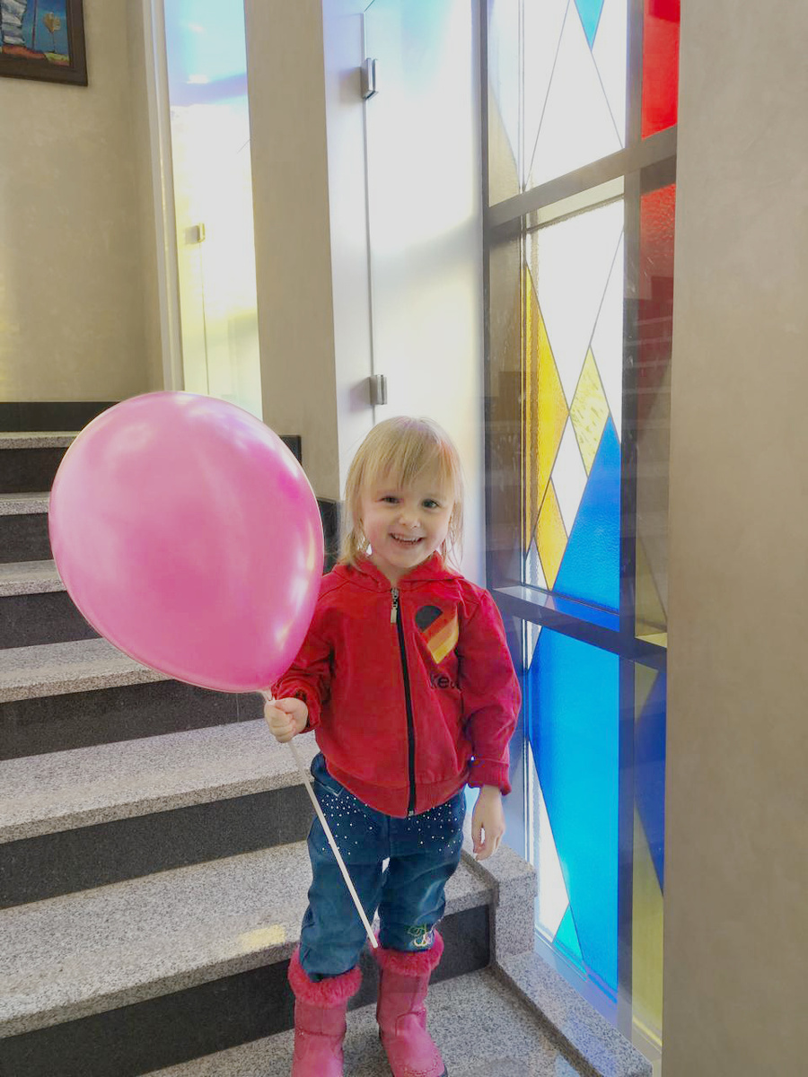 Арина первый день в семье. В кукольном театре.