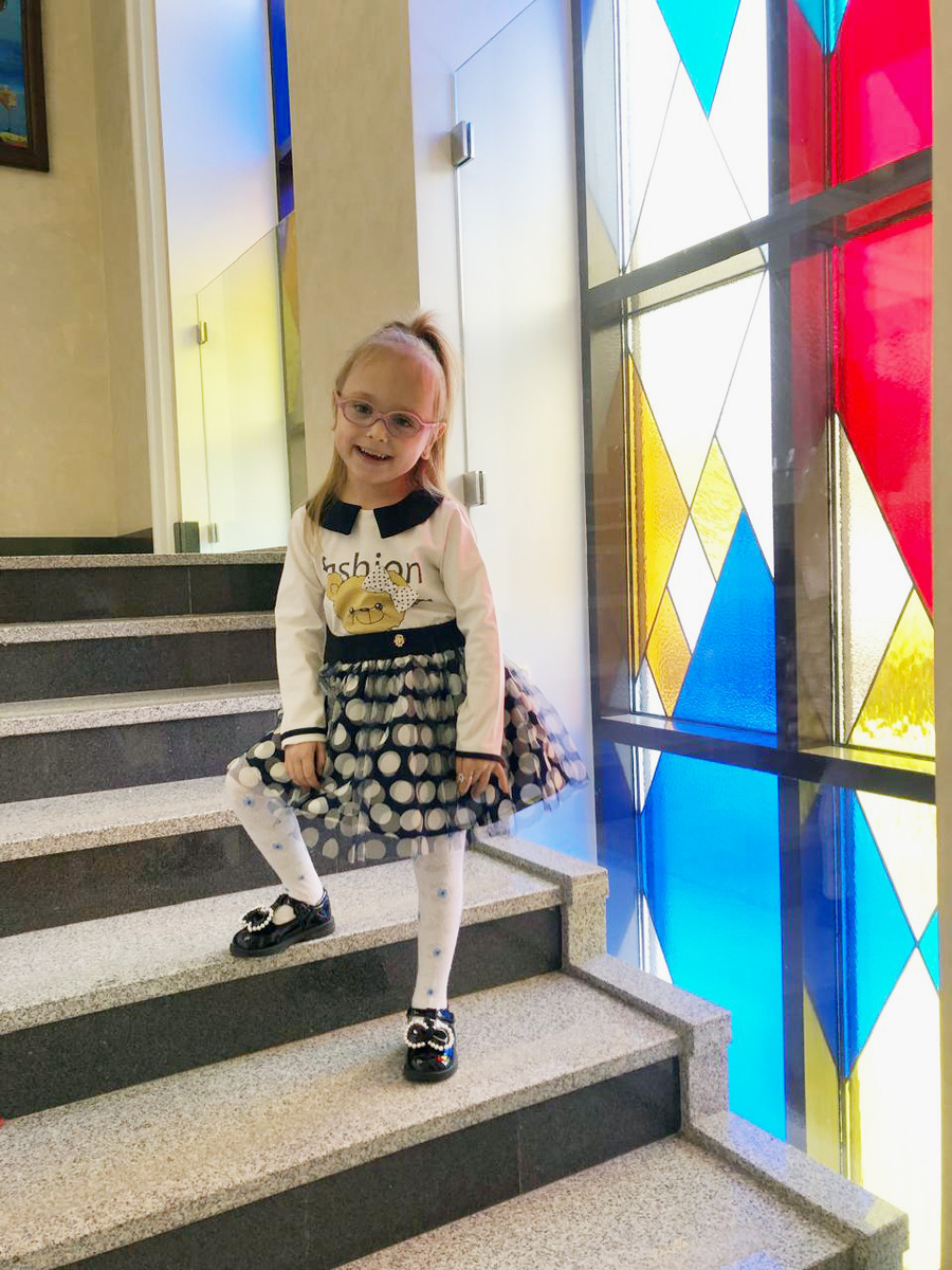 Арина спустя год в этом же кукольном театре.