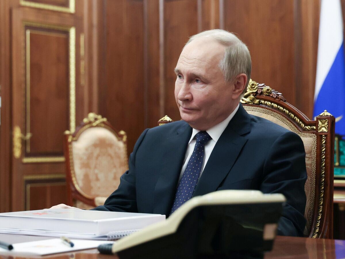    Президент РФ Владимир Путин во время встречи с руководителем фонда "Круг добра" протоиереем Александром Ткаченко© РИА Новости / POOL