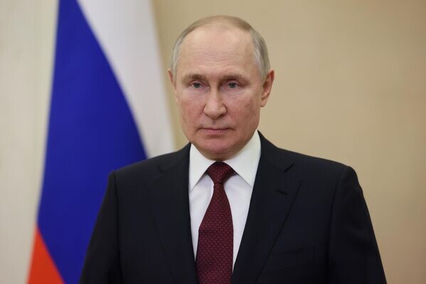 Президент России Владимир Путин прилетел в Астану на Саммит ШОС. График российского президента на саммите предполагает ряд двусторонних встреч на высшем уровне.