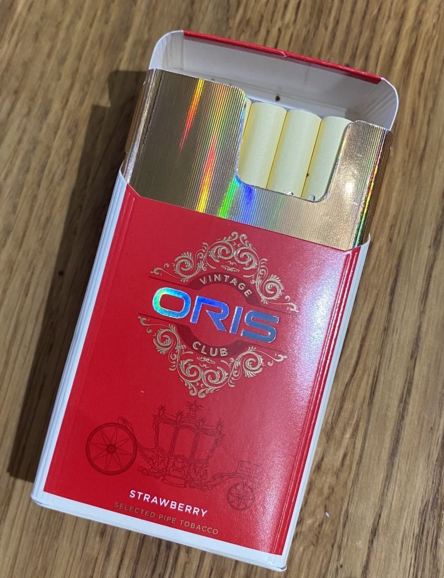 Женские сигареты с клубникой. Розовые сигареты. Hqd электронные сигареты клубничный милкшейк. Клубничные сигареты. Strawberry сигареты.