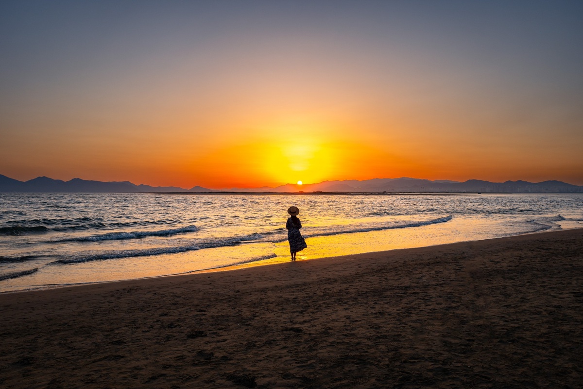 Byung Jo Kim. Her Sunset (Busan, South Korea) - Leica Q + Summilux 28 f/1.7 Asph - 1/125 sec, aperture 8, ISO 200