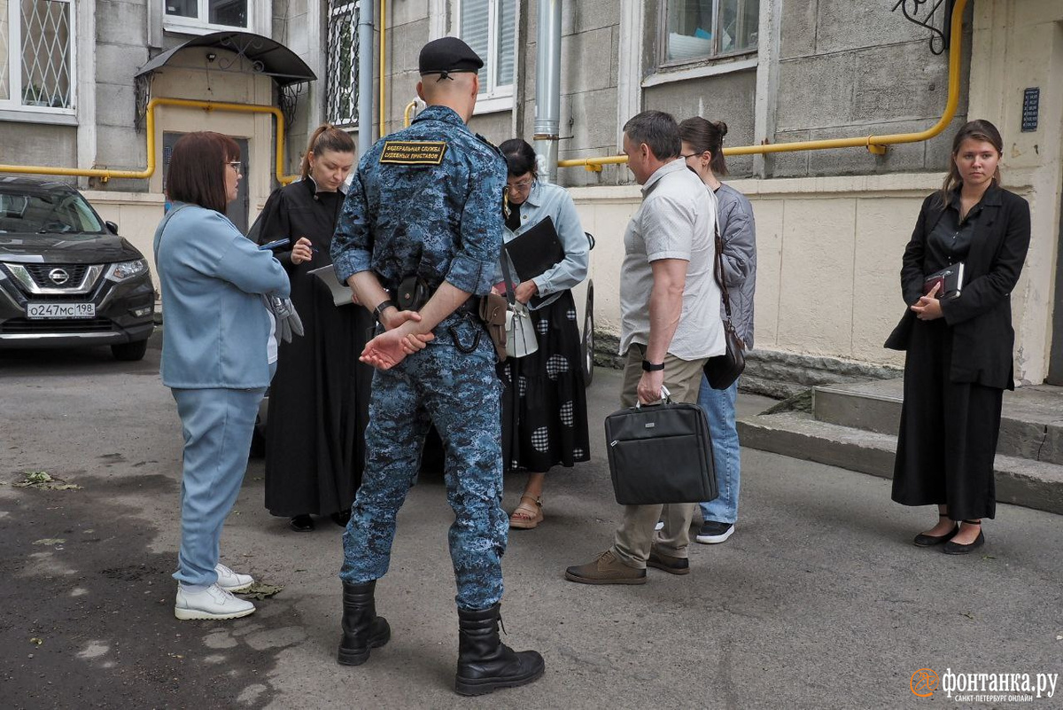 Одинокая пожилая женщина стала участником судебного процесса, для которого  целая делегация приехала в ее квартиру. Читайте на 