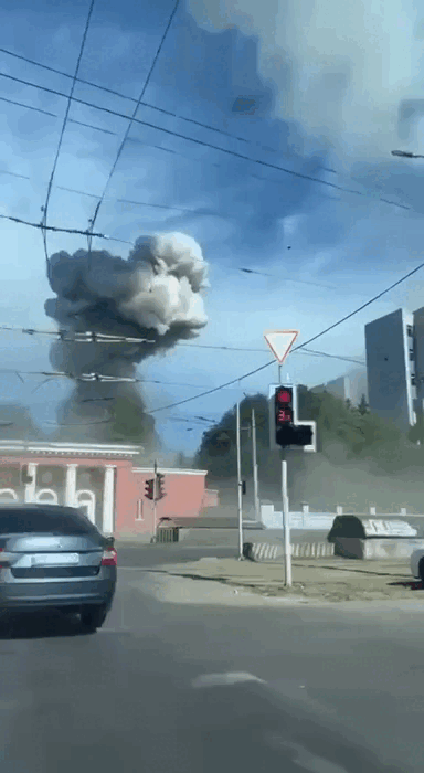    На кадрах видно, как над городом мгновенно поднялись гигантские "грибы" дыма.