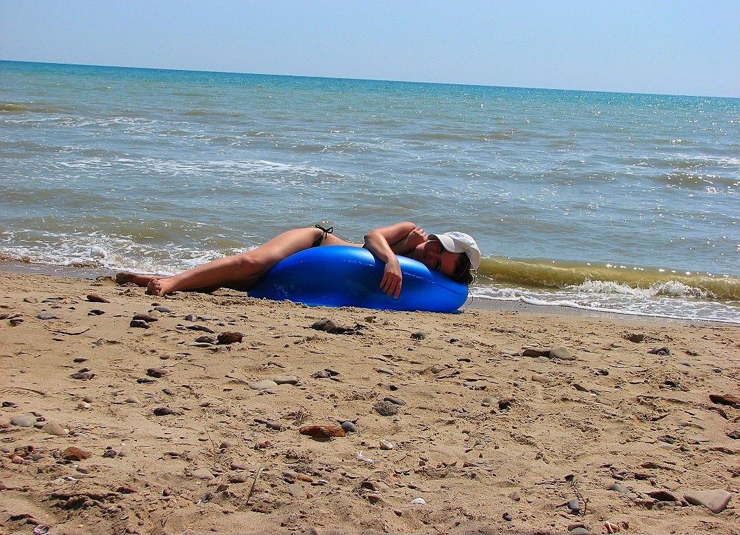 Если сравнить по фотографиям пляжи Турции, например в Сиде и пляжи посёлка Тамань Краснодарского края, если не засвечивать обрывы) поверьте разницы совсем нет. Но это только касается пляжа и воды... Это дикий пляж