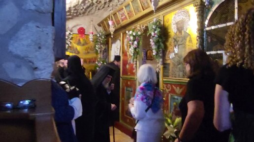 Владыка и Крестный ход из Патриархии входят в монастырь Сайданайя - Воскресенье всех святых