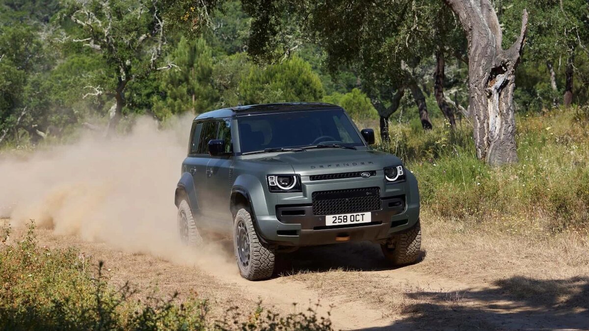 Компания Land Rover представила новую модификацию внедорожника Defender под названием Octa, которая официально стала самой мощной и быстрой версией модели благодаря 635-сильной версии 4,4-литрового V8.-1-2