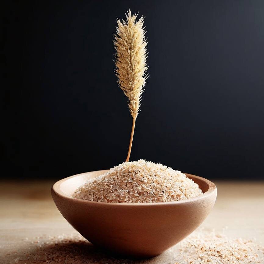 🌱Псиллиум - это растворимый источник клетчатки, полученный из шелухи семян подорожника. Он известен своими многочисленными преимуществами для здоровья, включая: 
Улучшение пищеварения: Псиллиум помогает формировать стул и облегчает его прохождение через кишечник, предотвращая запоры и другие проблемы с пищеварением.
Контроль уровня сахара в крови: Псиллиум замедляет всасывание сахара в кровь, что помогает контролировать уровень сахара в крови и снижает риск развития диабета 2 типа.
Снижение уровня холестерина: Псиллиум связывается с холестерином в пищеварительном тракте и выводит его из организма, что помогает снизить уровень холестерина в крови.
Способствование потере веса: Псиллиум насыщает и помогает чувствовать себя сытым дольше, что может привести к снижению потребления калорий и потере веса.
Поддержка здоровья кишечника: Псиллиум служит пищей для полезных бактерий в кишечнике, которые играют важную роль в иммунитете, пищеварении и общем здоровье.
Как употреблять псиллиум:

Псиллиум обычно продается в виде порошка или шелухи. Его можно добавлять в воду, соки или смузи. Рекомендуется начинать с малой дозы и постепенно увеличивать ее, чтобы избежать вздутия живота или других желудочно-кишечных проблем.

Рекомендуемая дозировка:

Рекомендуемая дозировка псиллиума варьируется в зависимости от индивидуальных потребностей и целей. Как правило, рекомендуется принимать от 5 до 10 граммов псиллиума в день.

Побочные эффекты:

Псиллиум обычно хорошо переносится, но у некоторых людей могут возникнуть такие побочные эффекты, как вздутие живота, газы или запор. Эти побочные эффекты можно уменьшить, постепенно увеличивая дозу и употребляя большое количество воды.

Противопоказания:

Псиллиум не следует принимать людям с непроходимостью кишечника или другими серьезными желудочно-кишечными проблемами. Кроме того, людям с аллергией на подорожник следует избегать употребления псиллиума.

Псиллиум - это безопасный и эффективный натуральный источник клетчатки, который может принести много пользы для здоровья. Его можно легко добавить в свой рацион, и он может помочь улучшить пищеварение, контролировать уровень сахара в крови, снизить уровень холестерина, способствовать потере веса и поддержать здоровье кишечника.