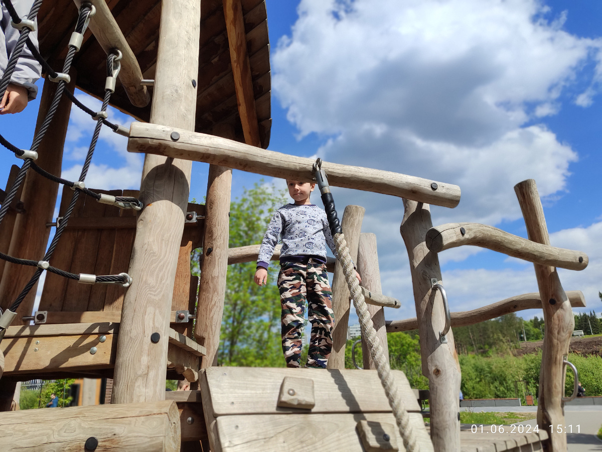 Вадюха, который очень жалеет, что такой горки с канатом у него дома нет