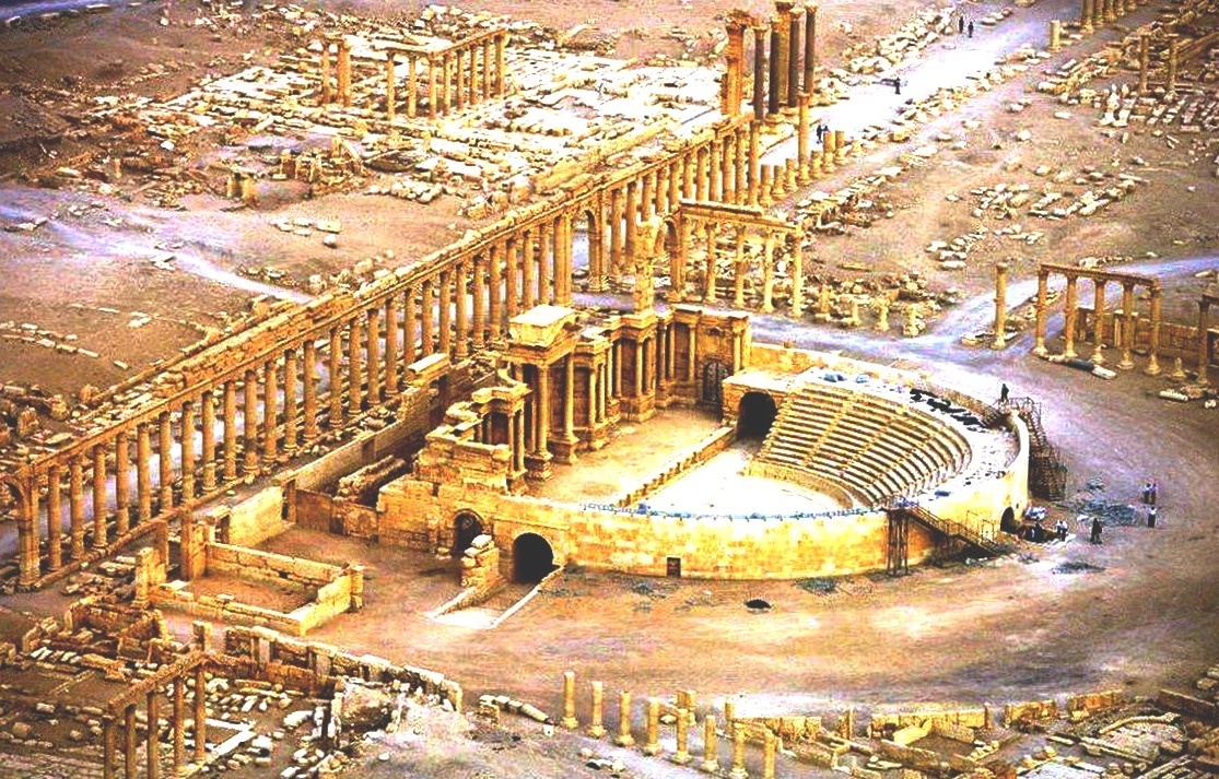 Большая колоннада, театр и, окружающая его, полукольцевая площадь. (Фото из открытых источников).