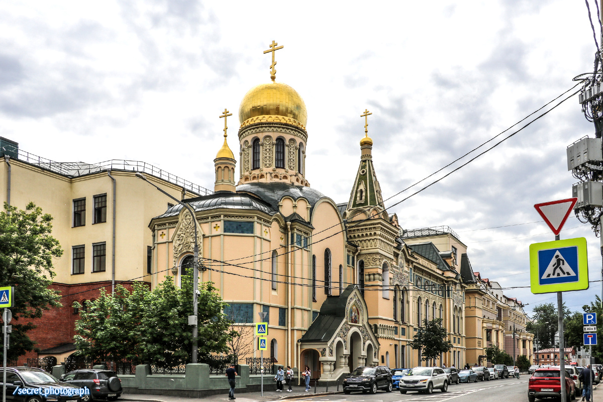 А вы знаете, что у Российского экономического университета имени Георгия Валентиновича Плеханова, что на Зацепе, есть свой домовой храм?