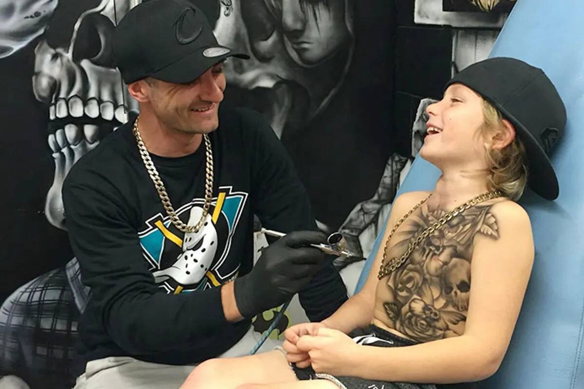 Маленькие татуировки для детей. Дети не стареют тату. Хата на тата. Тату детей на руке мужские. Тату папа.