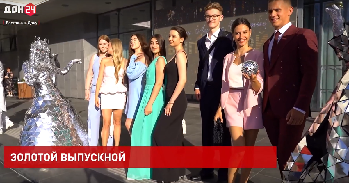 Ведущая на входе в окружении людей в зеркальных костюмах (и я не утрирую: эти шикарные костюмы и вправду были сделаны из кусочков стекла).
