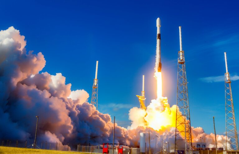 Старт ракеты SpaceX Falcon 9 с 60 спутниками Starlink на борту. Фото: SpaceX 