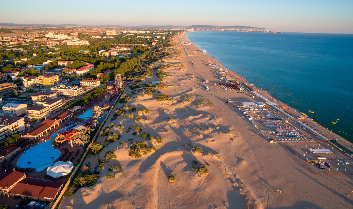 Местные песчаные пляжи считаются лучшими среди населённых пунктов у моря.Фото: AAresTT / Shutterstock.com