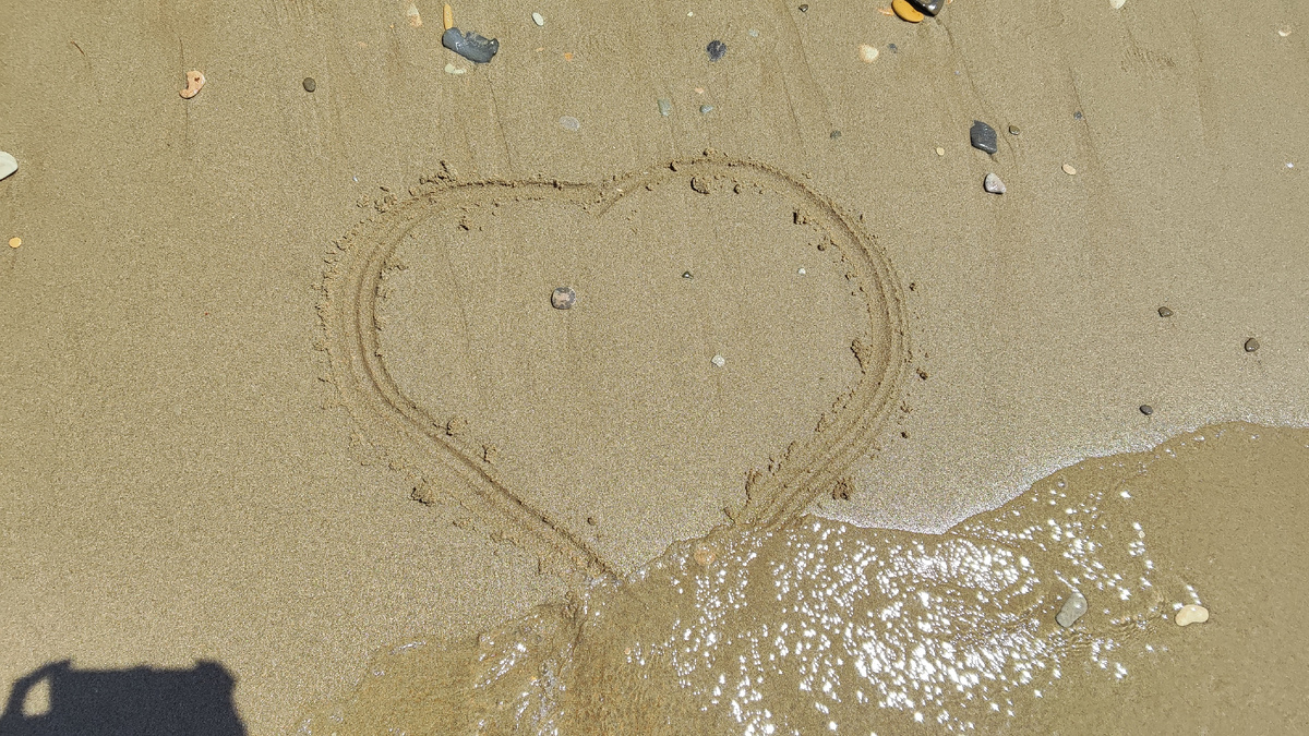 Сердечко на песке ❤