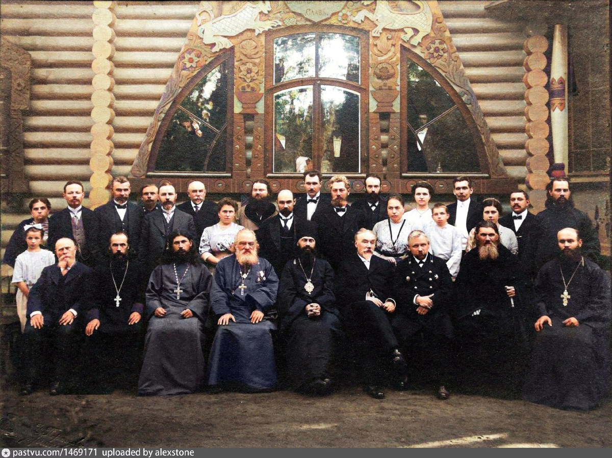 Фото на фоне дачи купца Ивана Афанасьевич Александренко. В первом ряду, сидит четвёртый справа Иван Афанасьевич. В верхнем ряду, по центру, самый высокий - Сергей Иванович Вашков. Дата фото и автор мне точно неизвестны.