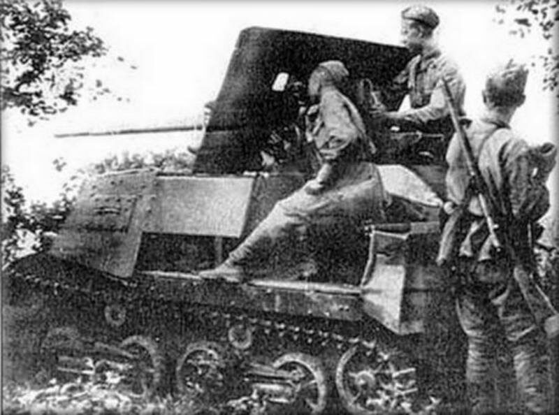 Советская САУ на базе омсомольца, далее немецкая версия.