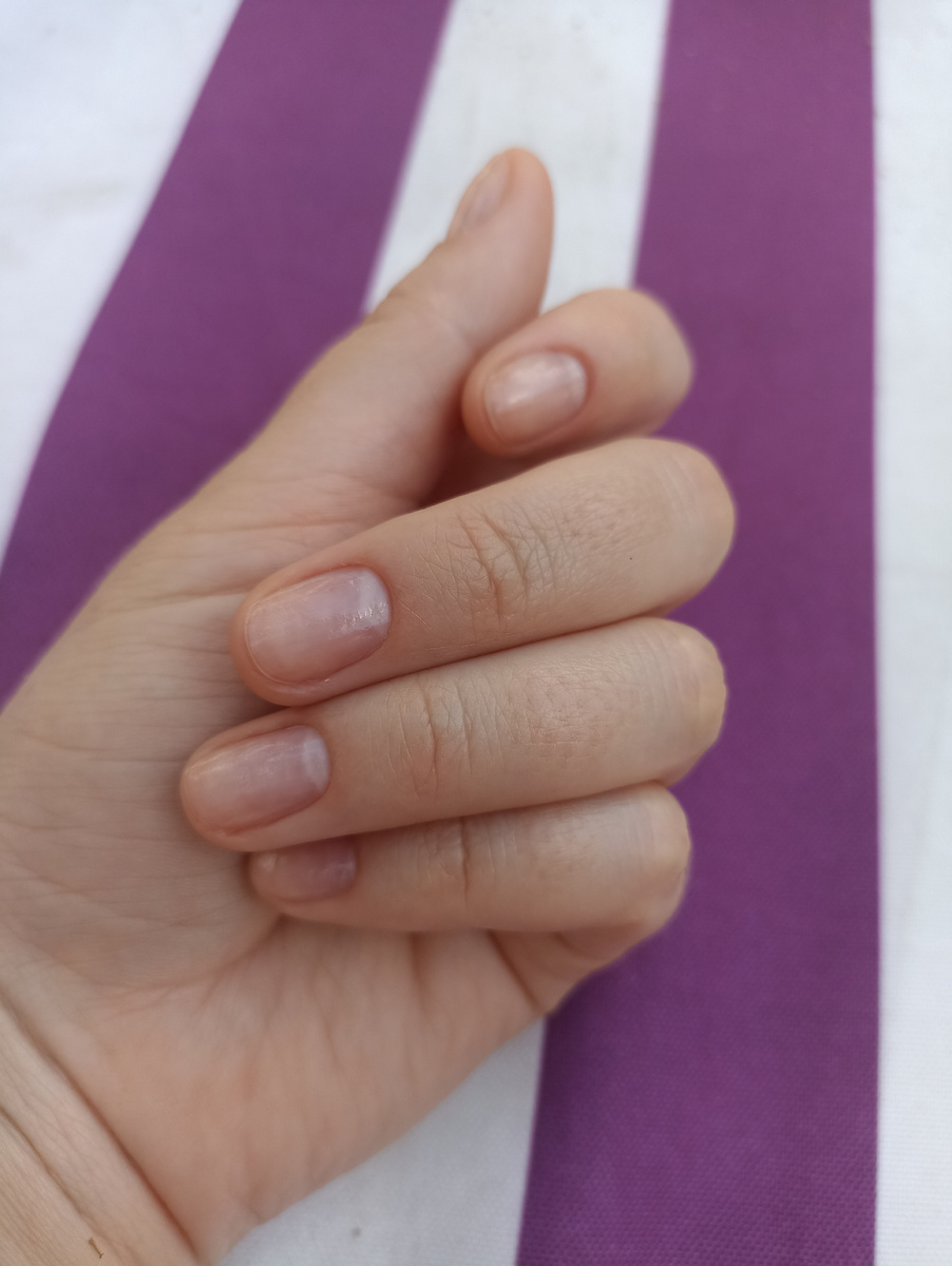 Ногти покрыты прозрачным лаком (обычным).