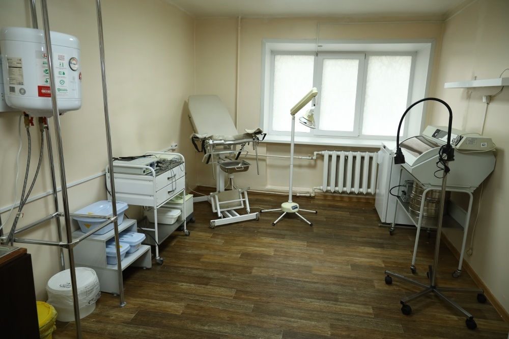 В прокопьевской городской больнице обновляют сразу несколько отделений. Ремонт проходит в зданиях врачебной практики и детской больницы, а в женской консультации он уже завершился.