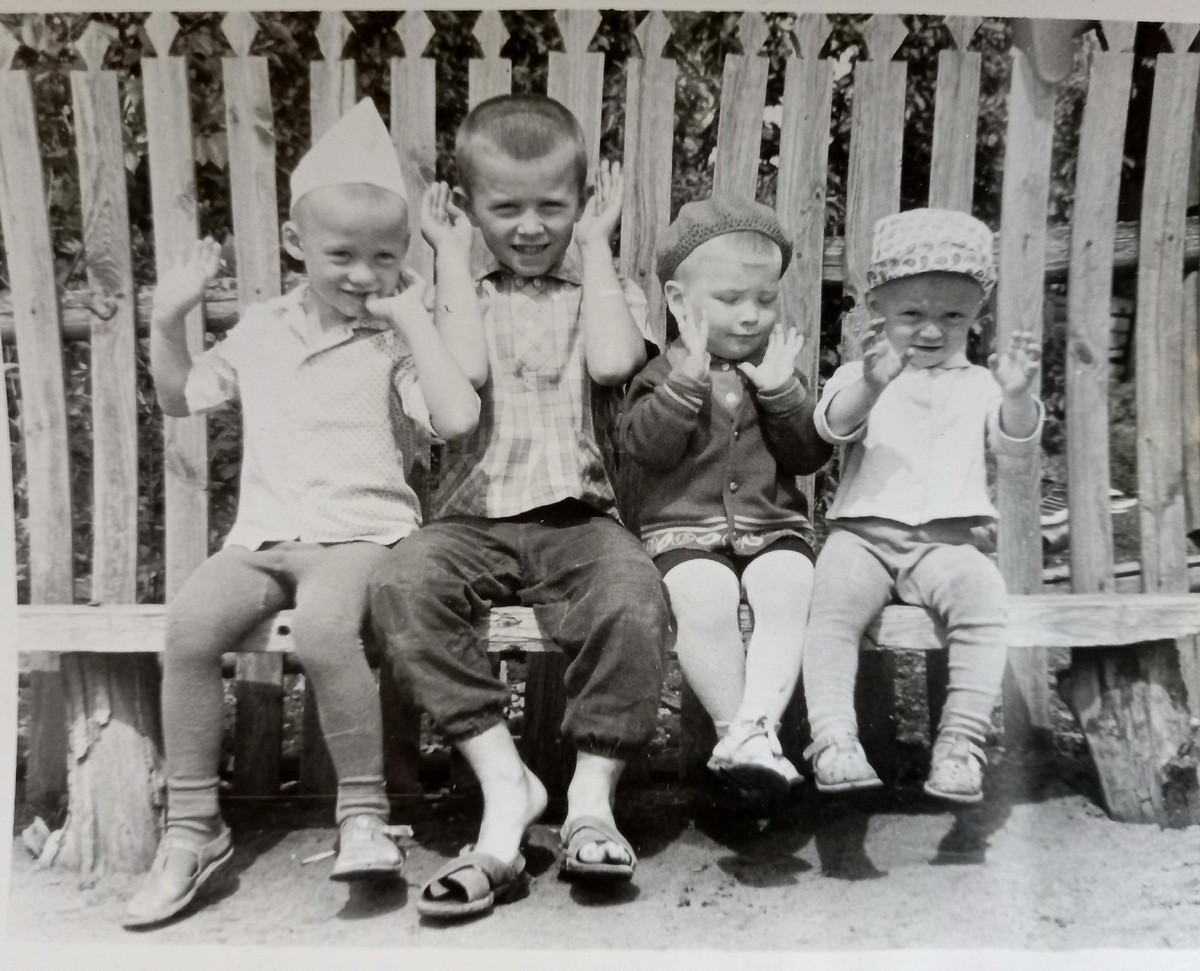 Малышня в деревне Поника,  1972