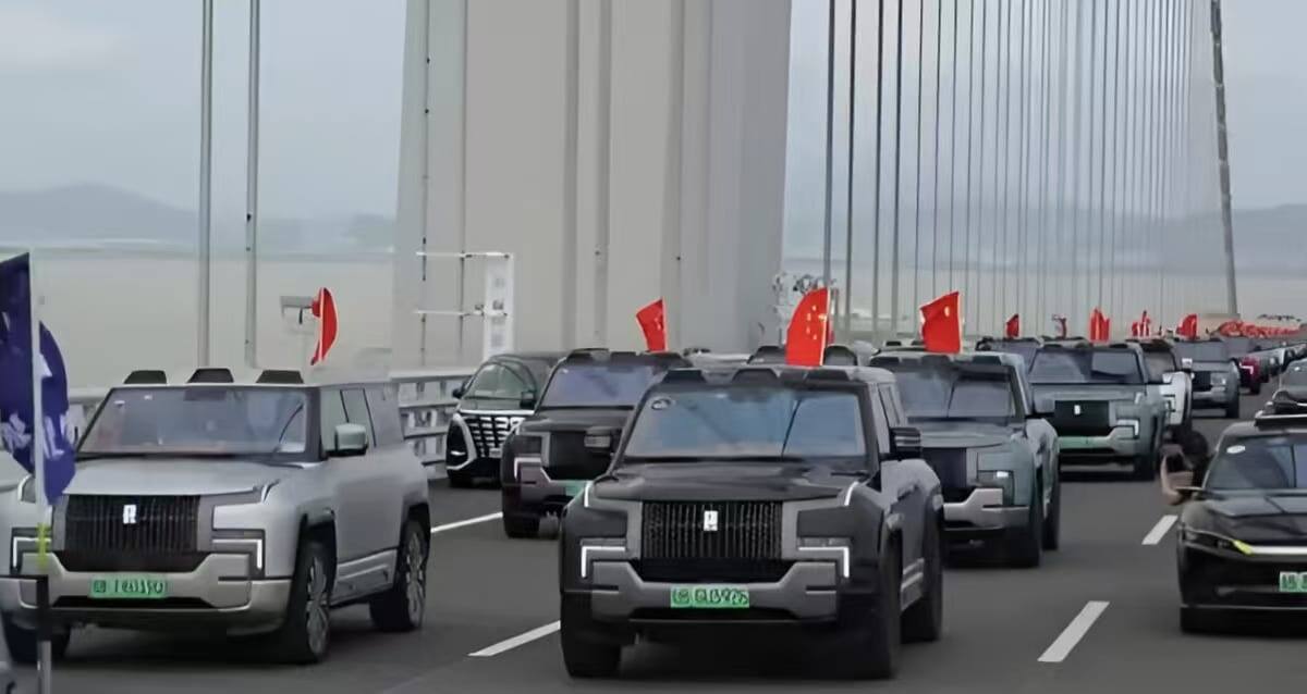 Автоколонна из 130 внедорожников BYD Yangwang U8 в честь открытия 24-километровой транспортной линии Шэньчжэнь-Чжуншань в провинции Гуандун в Китае