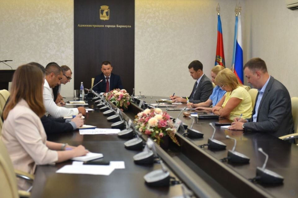    Совещание по вопросу благоустройства территории у Мемориала Славы. Источник: barnaul.org