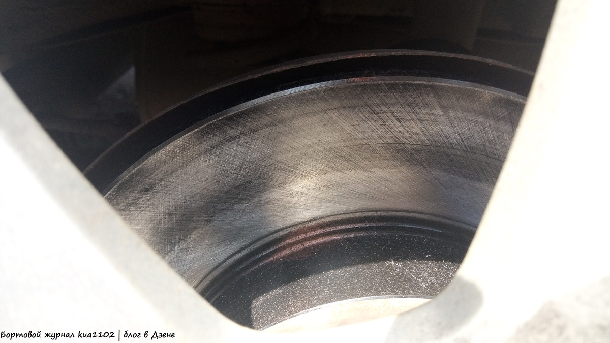 Новый тормозной диск только-только начал притираться тормозными колодками. Автор фотографии kua1102