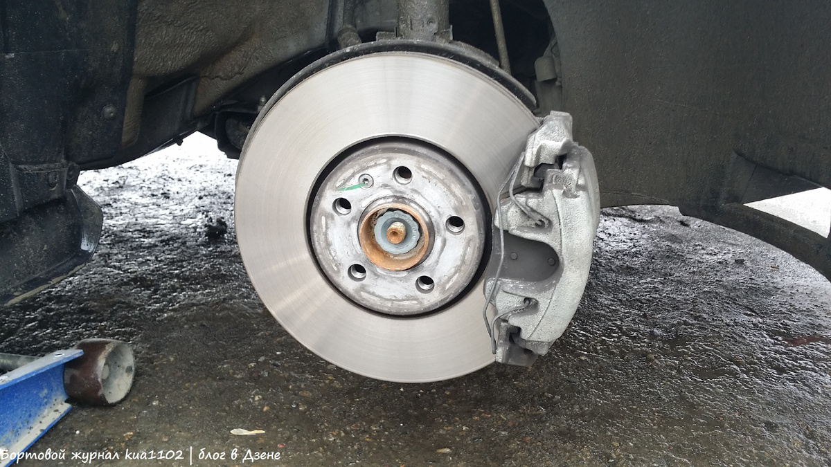 Если какая-то часть тормозного диска изменила цвет, с белого на синеватый, это значит такой диск можно выкинуть. Автор фотографии kua1102