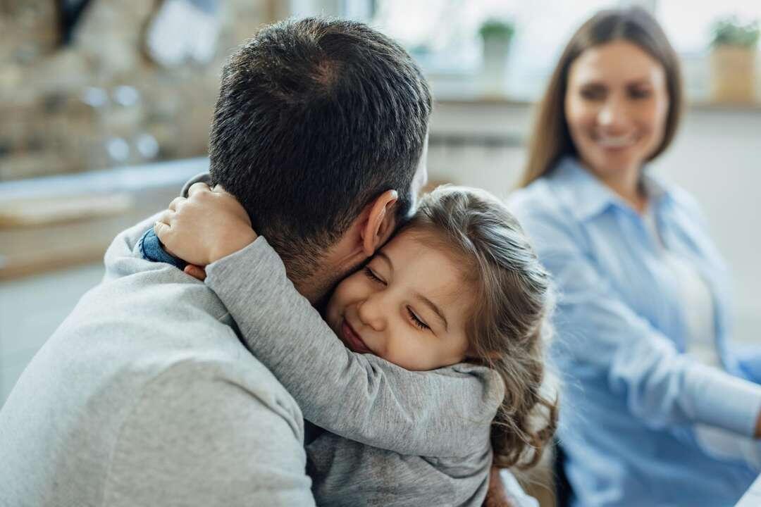 Конечно, это не секрет, что теплые и близкие отношения между родителями и детьми помогают ребёнку расти более психологически здоровым.