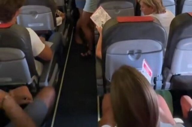    Пассажиры обмахивались, чтобы хоть немного охладиться. Фото: Из личного архивa/ Юлия Сукрушева