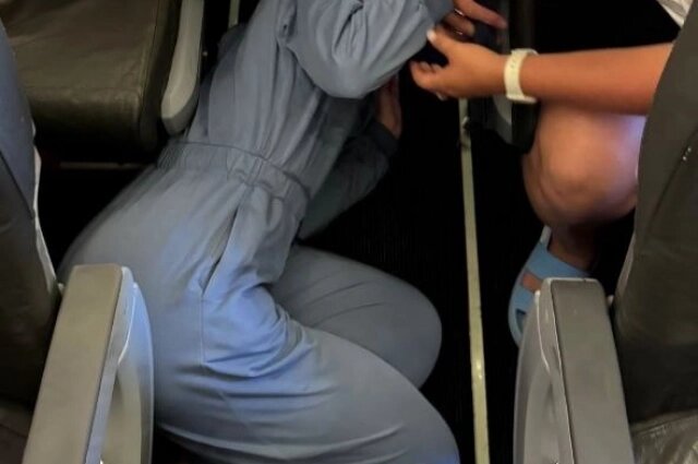    Потерявшая сознание девушка лежала в проходе между кресел в самолёте. Фото: Из личного архивa/ Юлия Сукрушева