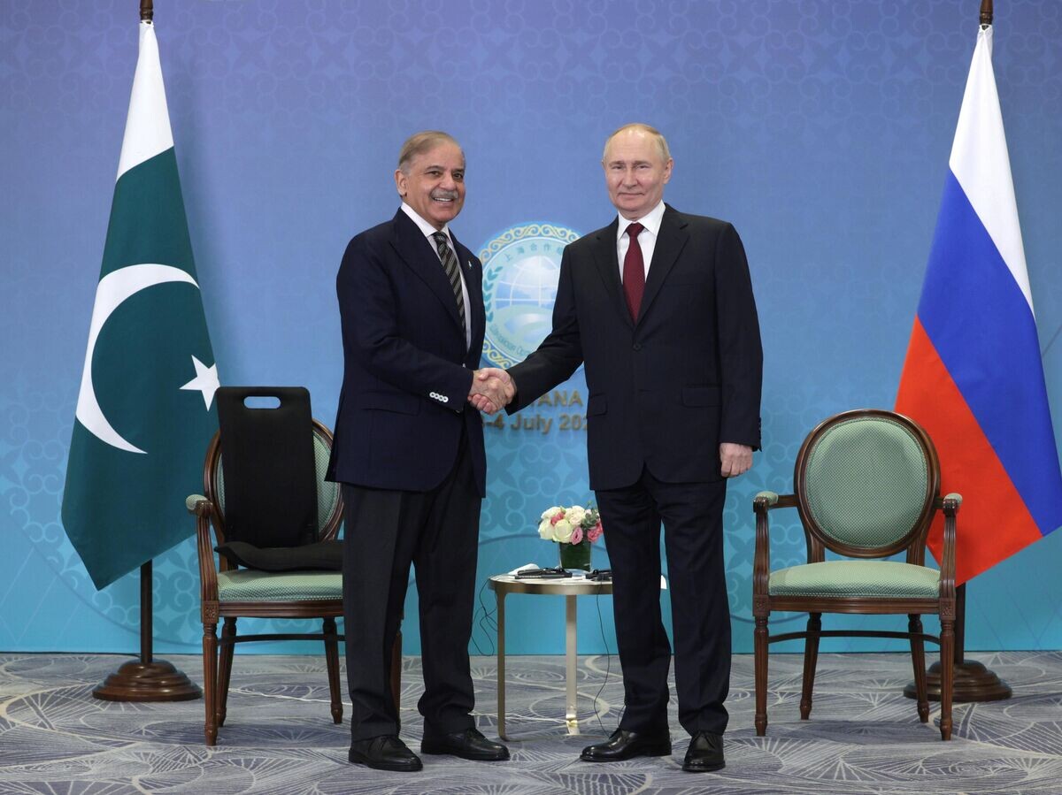     Президент РФ Владимир Путин и премьер-министр Исламской Республики Пакистан Шехбаз Шариф во время встречи на полях саммита Шанхайской организации сотрудничества© РИА Новости / POOL