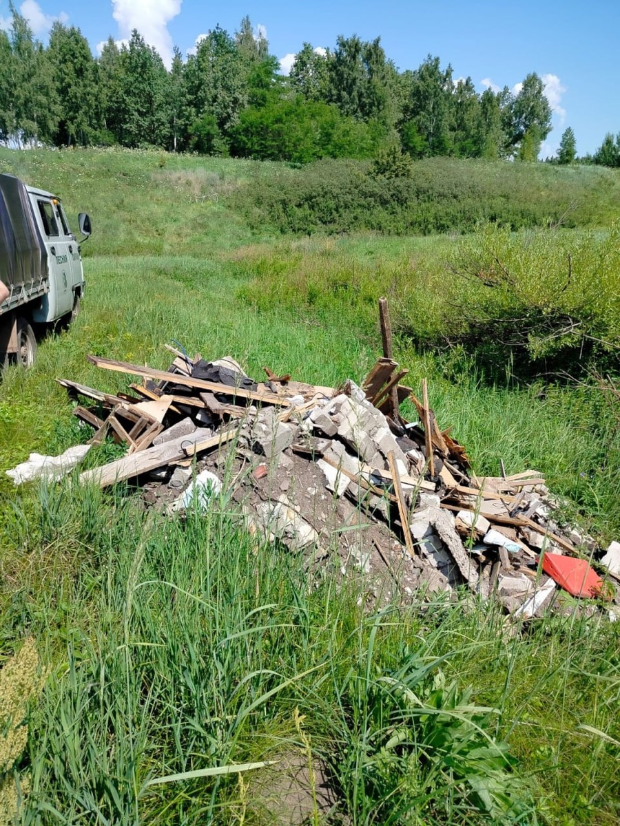 В Липецке сотрудники Сенцовского и Боринского участковых лесничеств убирали несанкционированные свалки. Шесть машин с мусором вывезли из леса в районе СНТ «Аэропорт-2».