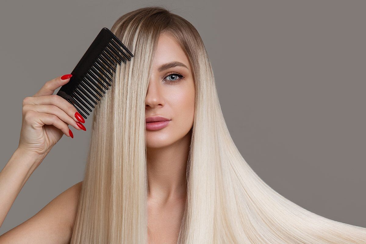 Блонд не только украшает, но и дисциплинирует, ведь за ним требуется тщательный уход. Источник: Shutterstock📷
