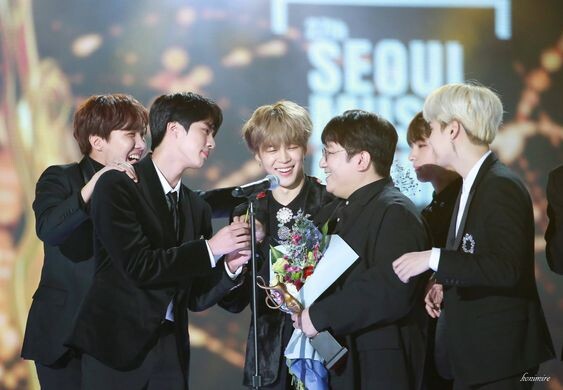 Парни, тут такое дело ... пришла установка ... с самого верху ... ни с кем не встречаться!