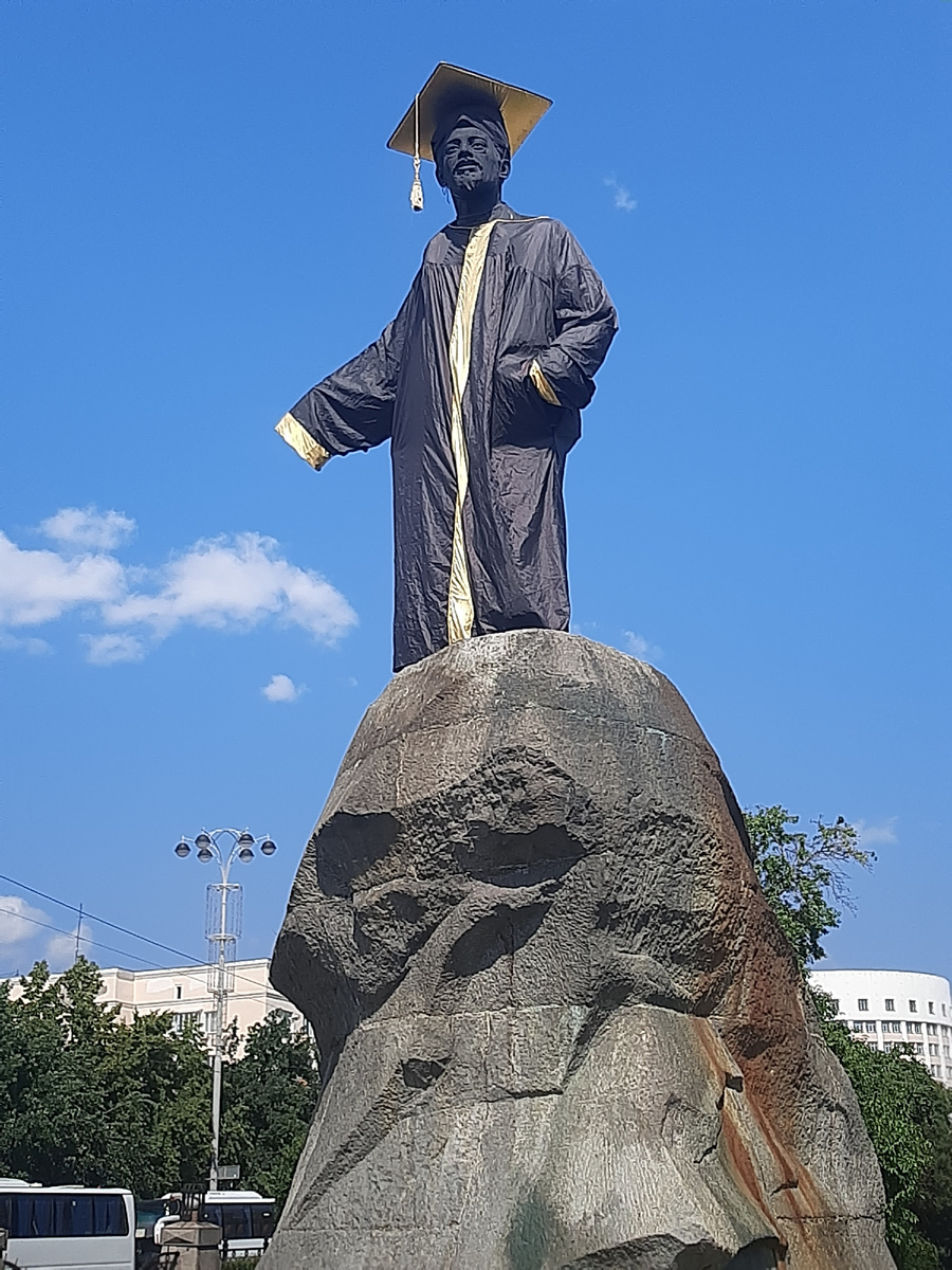 Памятник Якову Свердлову в мантии бакалавра.