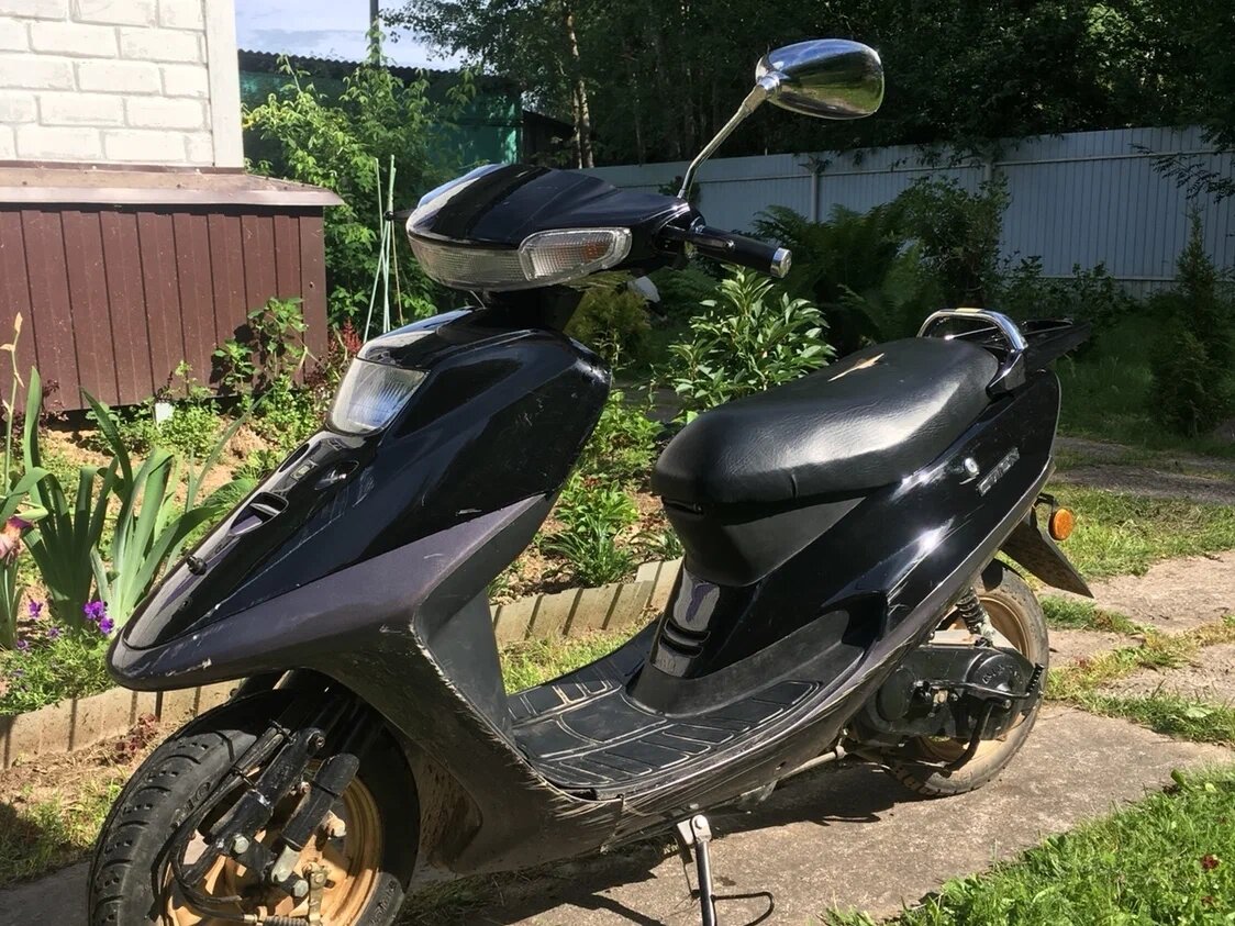 У друга был точно такой модели скутер (даже цвет и колеса такие же), хм, может это он и есть?)