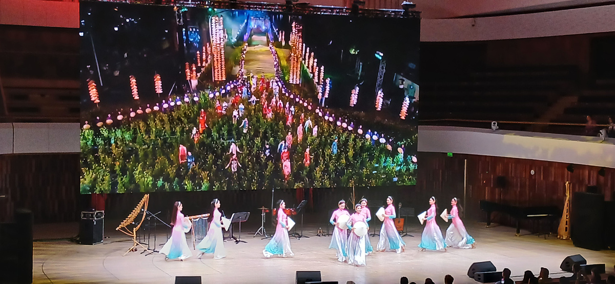 В Москве состоялась торжественная церемония открытия Дней вьетнамской культуры в России. Вьетнамская пословица гласит: «Язык поможет найти правильный путь».-11