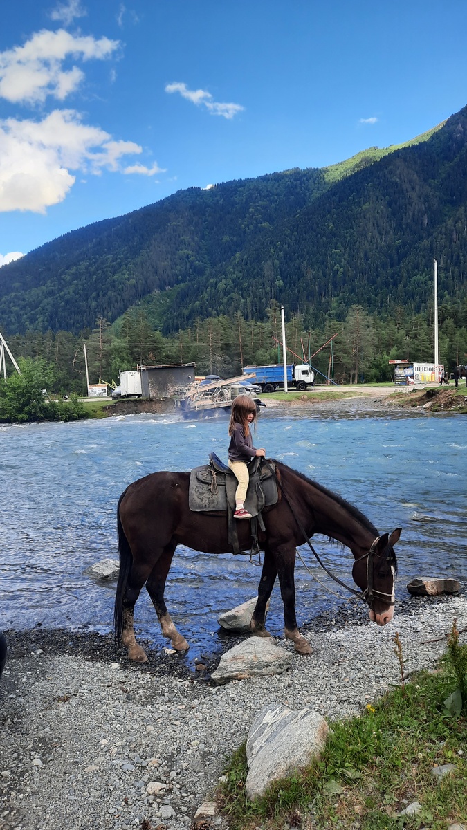 На поляне Таулу. Варвара обожает лошадей 