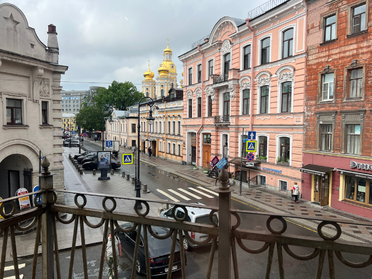 Вид из углового окна на церковь. Фото автора