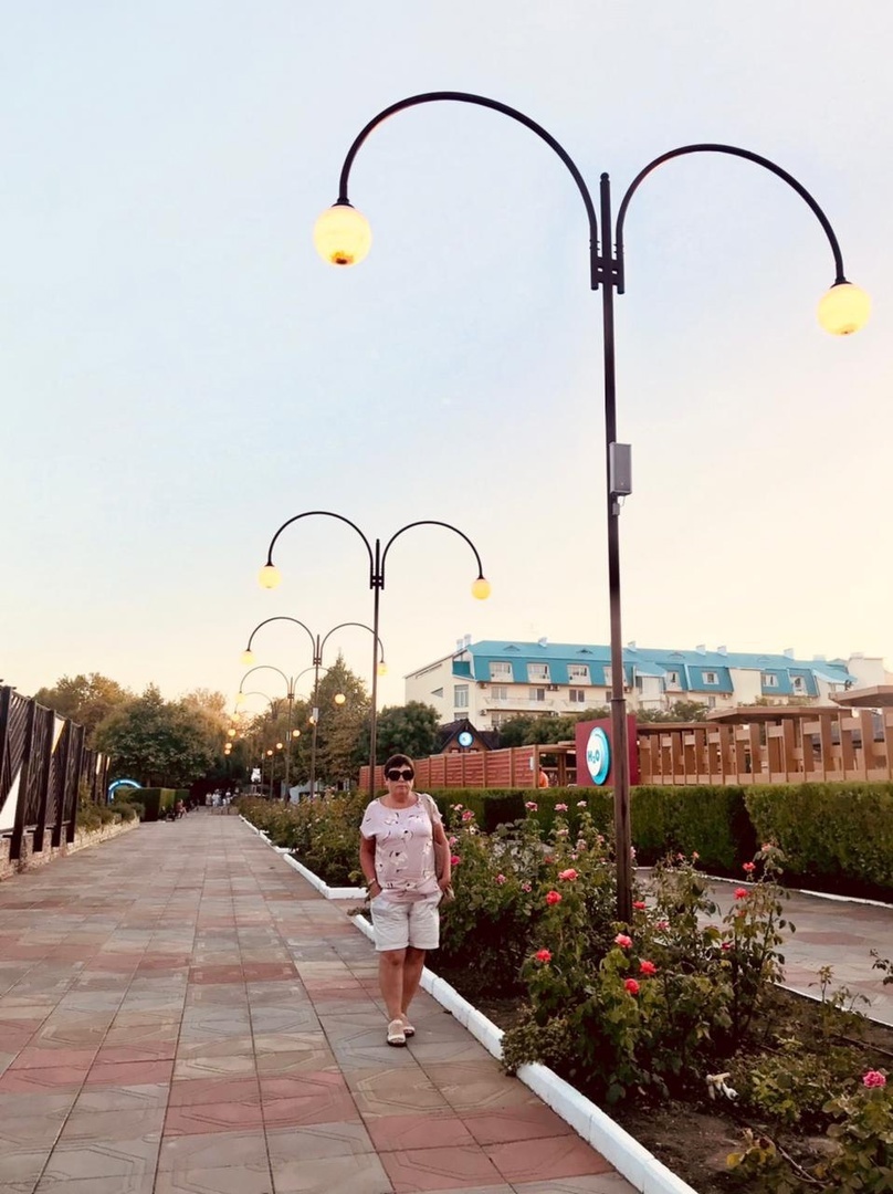 На территории санатория. Справа пять бассейнов по названием H2O, слева 2 подогреваемых по названием Островок.