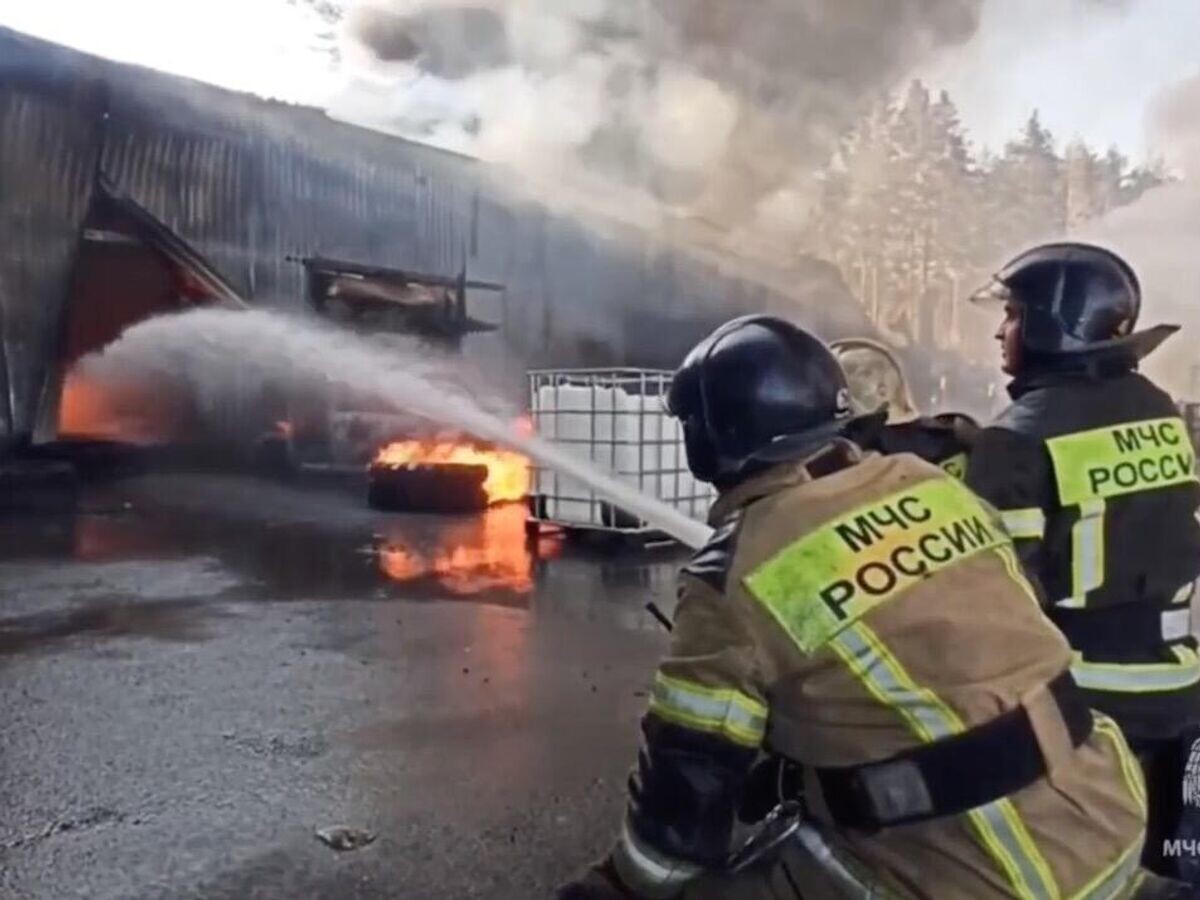    Пожар на складе с горюче-смазочными материалами в городе Березовский Свердловской области© МЧС России/Telegram