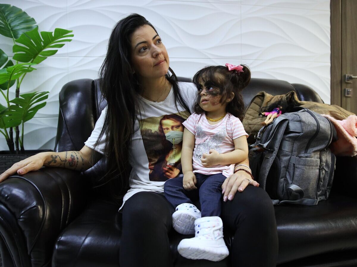    Кэрол Феннер с дочкой Луной в Краснодарской клинике лазерной и фотодинамической терапии© РИА Новости / Виталий Тимкив